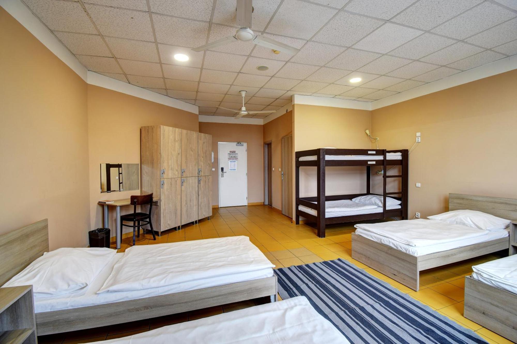Cama en habitación compartida de 6 camas